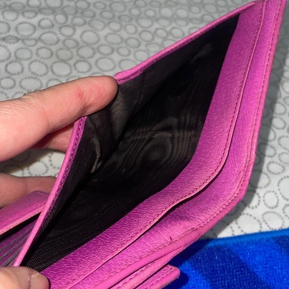 Gucci Tan and Pink Monogram Wallet - Picture 11 of 15